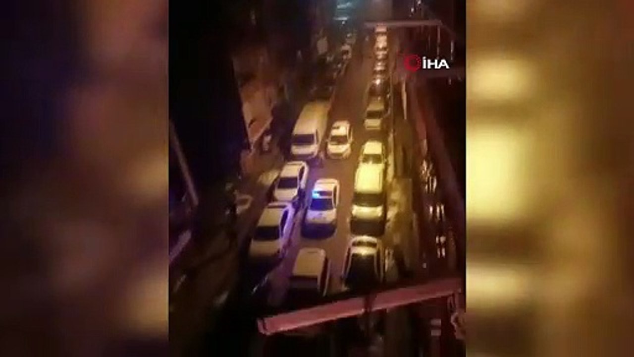 Sultangazi’de bomba gibi patlayan yer altı kabloları paniğe neden oldu