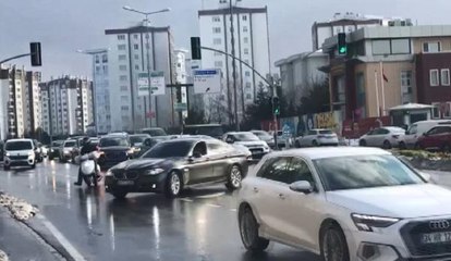 Son dakika haber! BAŞAKŞEHİR İLÇE EMNİYET MÜDÜRLÜĞÜ'NÜN ÖNÜNDE YOL KESİP DRİFT YAPTILAR