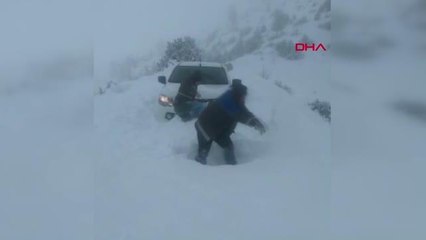 TİPİDE MAHSUR KALAN 3 İŞÇİ, BARETLERİYLE KAR KÜREYEREK KURTULDU