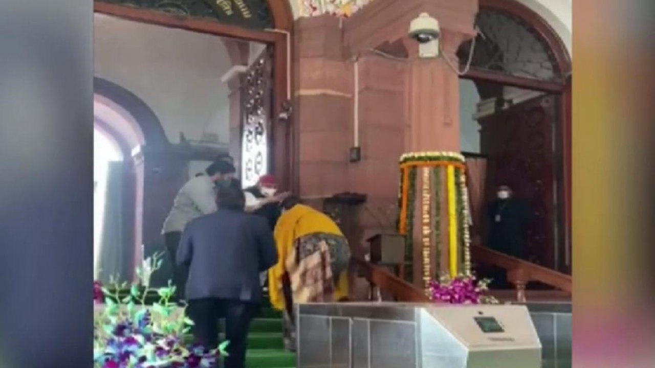 Mulayam Singh Yadav blesses Smriti Irani in Parliament