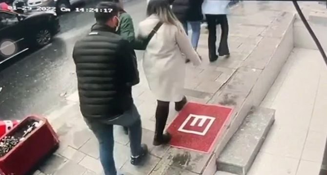 Yolda yürüyen kadının telefonunu saniyeler içinde çaldı