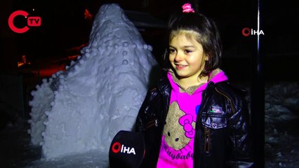 Cami bahçesinde temizledikleri karlarla eskimo evi yaptılar