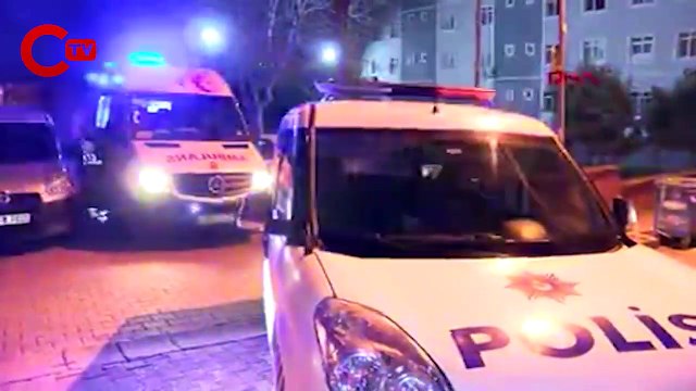 Araçlara çarpan otomobil dik şekilde asılı kaldı