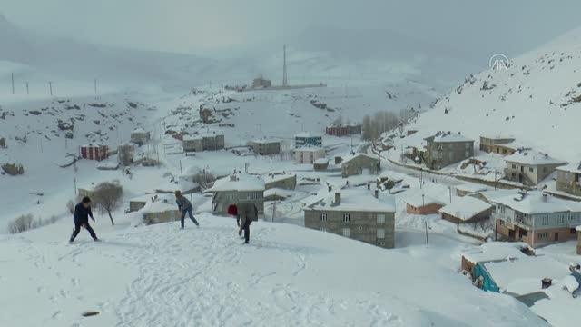 Van'ın kar örtüsü altındaki köylerinde beyaz esaret yaşanıyor