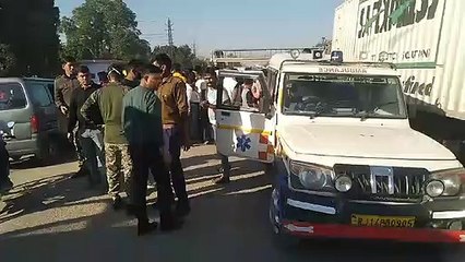 video: ट्रोला के नीचे तड़पकर मरी गर्भवती, लोग बनाते रहे वीडियो