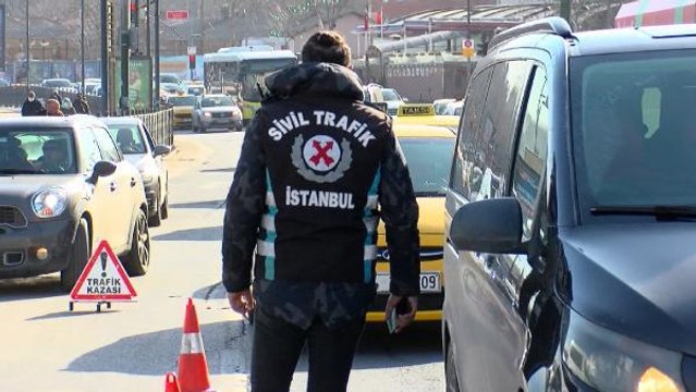 EMNİYET KEMERİ TAKMADIĞI İÇİN CEZA KESİLEN TAKSİCİ: DENETİMLER GÖSTERİŞ AMAÇLI