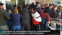 Un grupo de ganaderos asalta el Ayuntamiento de Lorca tras romper el cordón policial