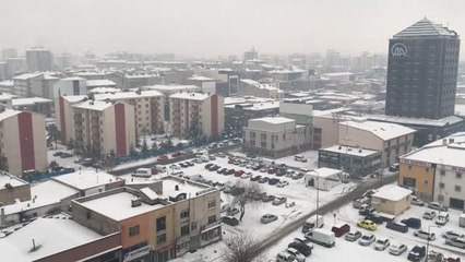 Kar nedeniyle otoparkın çatısı çöktü