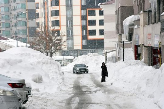 BİTLİS'TE KAR KALINLIĞI 160 SANTİM OLDU; 41 KÖY YOLU KAPALI