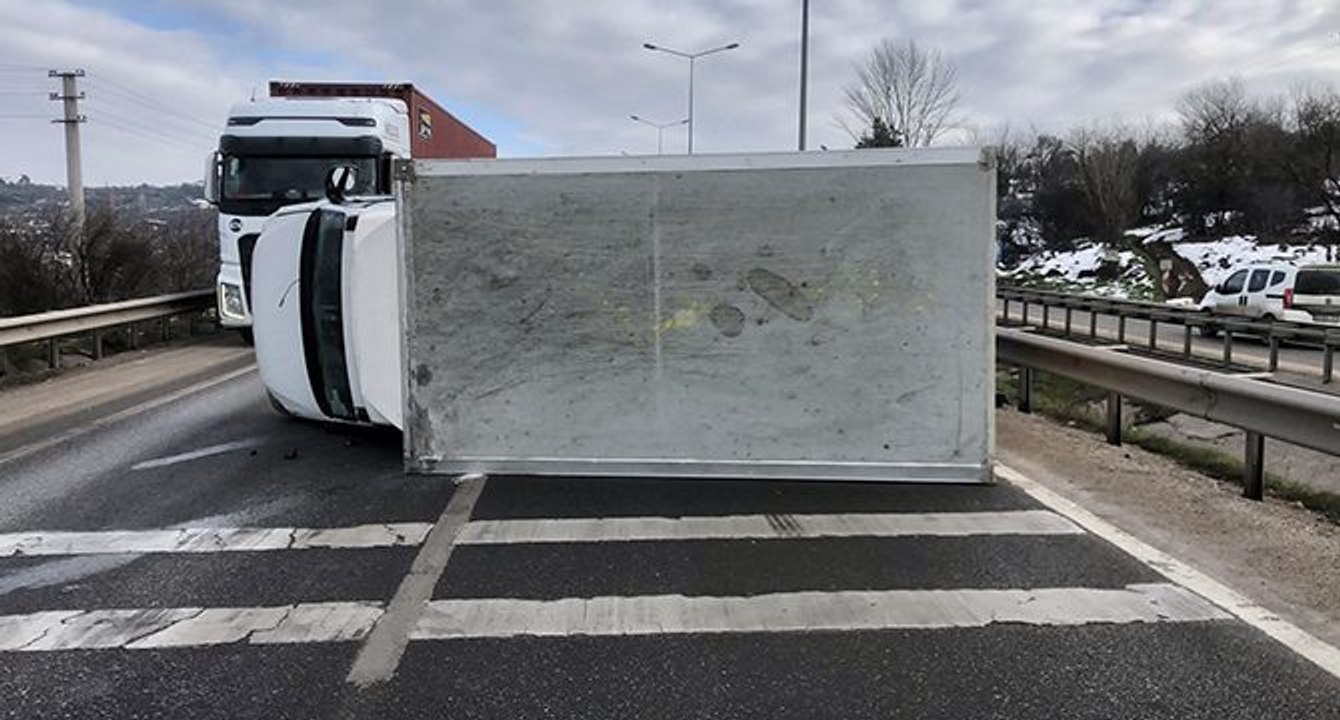 Kamyonet devrildi, Bursa-İstanbul yolunda araç kuyruğu oluştu