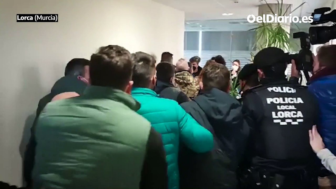 Ganaderos de Lorca asaltan el Ayuntamiento y obligan a suspender un pleno sobre las macrogranjas porcinas