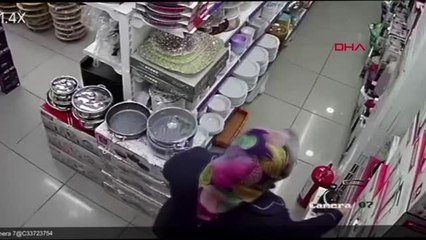 Son dakika haber! TENCEREYİ ŞALVARINA GİZLEYEREK ÇALDI; O ANLAR KAMERADA