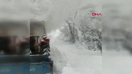 YANAN TRAKTÖRÜ ÜZERİNE KAR DÖKEREK SÖNDÜRDÜLER