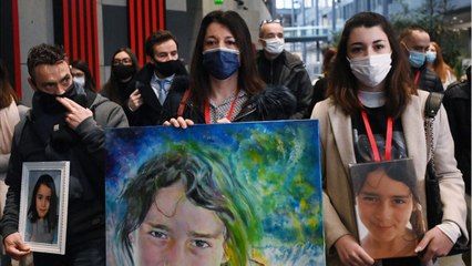 FEMME ACTUELLE - Procès de Nordahl Lelandais : pourquoi la mère et la sœur de Maëlys portent-elles un cordon rouge ?