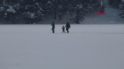 Uyarılara rağmen buz tutan gölde yürüdüler