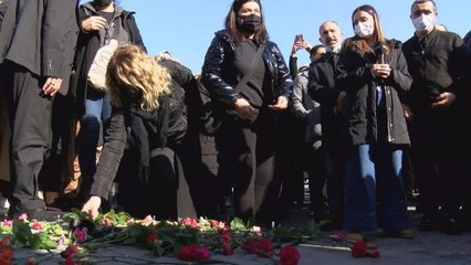 SÜRÜCÜ EĞİTMENİNİN ÖLDÜĞÜ YERE MESLEKTAŞLARI KARANFİL BIRAKTI