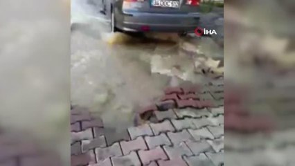 Kağıthane'de su borusu patladı, cadde göle döndü