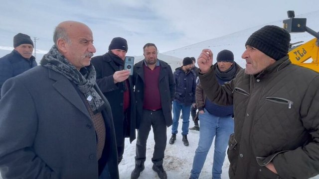 Yolu kapalı vatandaşa ‘hangi partiye oy verdiniz?’ diye soruyorlar!