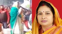 VIDEO: जनता के सामने ही रोने लगीं गोसाईगंज से बीजेपी की महिला प्रत्याशी, बाहुबली को दे रहीं टक्कर