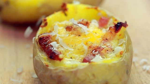 Pommes de terre farcies à la crème et aux lardons : une recette savoureuse à tester