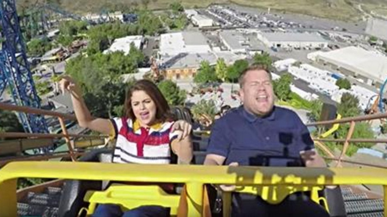 Selena Gomez chante "Come and Get It" en prenant place dans une montagne russe