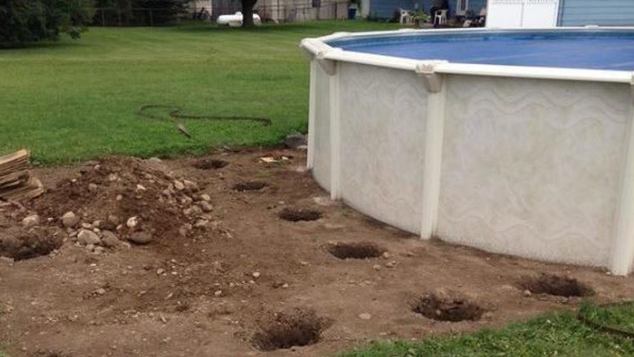 Cet homme réalise une plateforme exceptionnelle pour sa piscine