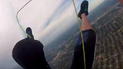 Il a perdu son parachute principal en plein saut et ce moment terrifiant a été filmé