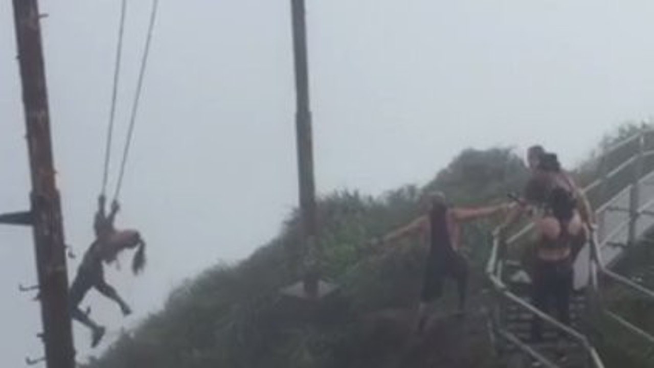 Elle a voulu faire de la balançoire tout en hau...