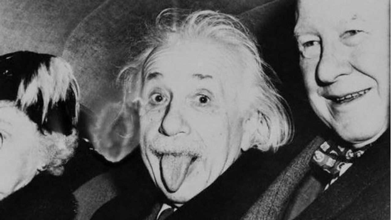 Albert Einstein : voici pourquoi il tire la langue sur la plus célèbre de ses photos