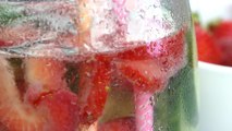 Eau de concombre, fraises et citron vert : une recette désaltérante à tester