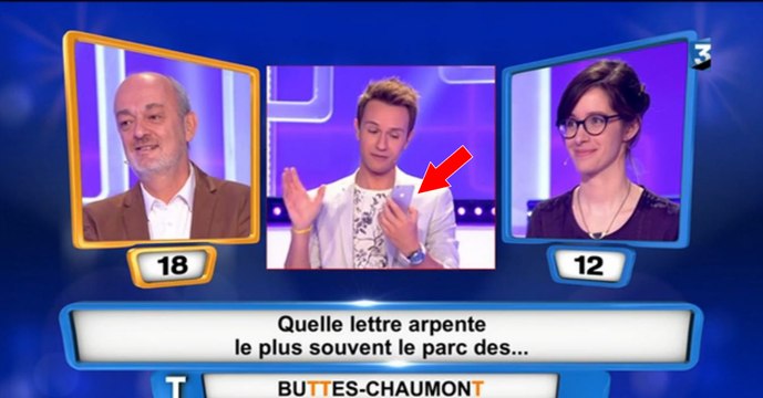 En pleine émission, Cyril Féraud reçoit un SMS de sa mamie. Sa réaction est géniale!