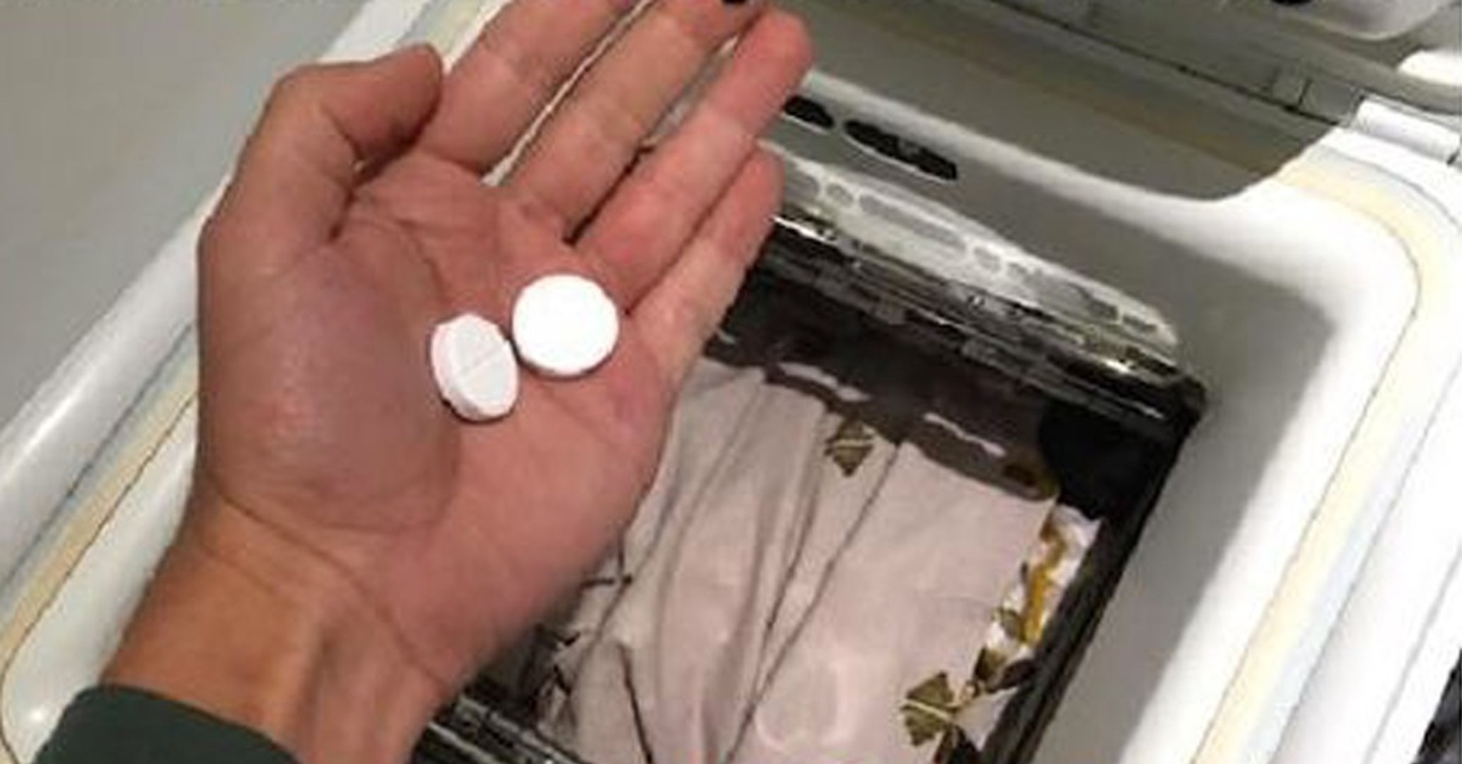 Mettre un sachet d'aspirine dans sa machine à laver permet d'obtenir un  linge plus blanc - Vidéo Dailymotion
