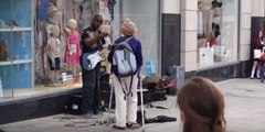 Une dame mécontente veut faire taire ce chanteur des rues. La réaction des passants est inattendue !