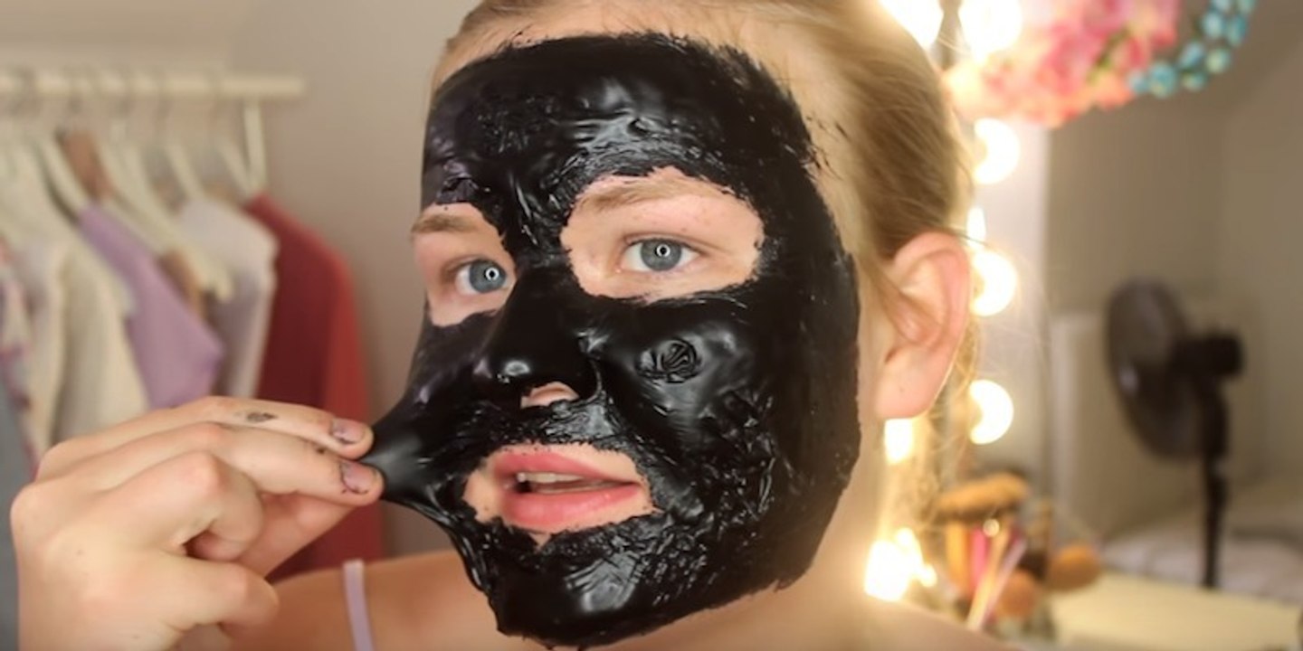 Insolite : une youtubeuse s'applique 100 couches de masque peel off sur le visage !