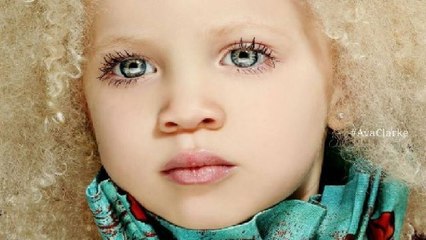 Non, ce n'est pas une poupée mais une VRAIE fillette. Elle cache un secret de beauté extraordinaire que vous aurez du mal à croire...