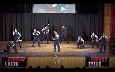 La danse de ces policiers va réellement vous impressionner !