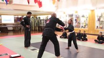 Un professeur d'arts martiaux donne la plus belle des leçons à un de ses élèves