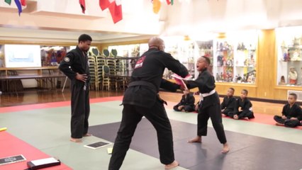 Un professeur d'arts martiaux donne la plus belle des leçons à un de ses élèves
