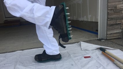 Cet homme réalise une décoration unique sur le sol de son garage