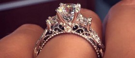Découvrez la bague de fiançailles la plus populaire sur Pinterest