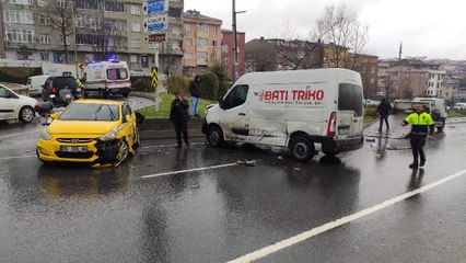 Sultangazi'de ticari taksiyle panelvan araç çarpıştı: 4 yaralı