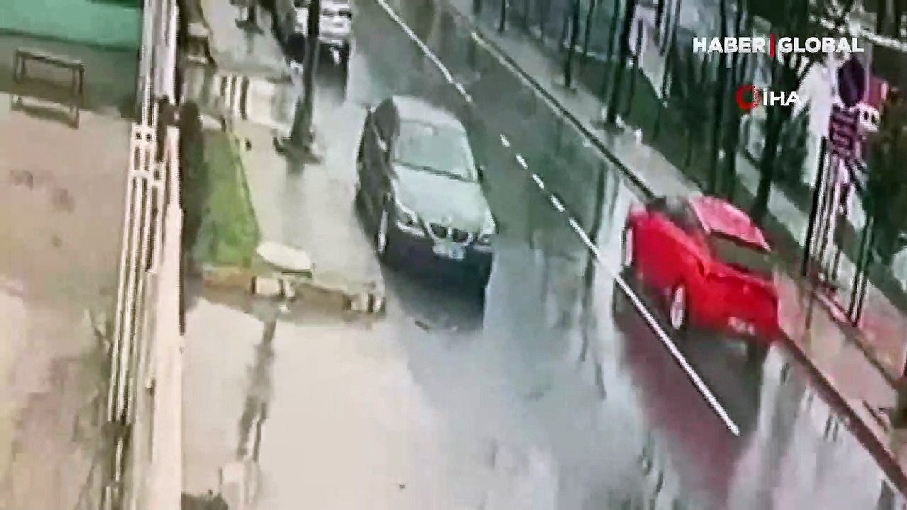 Beylikdüzü’nde düz yolda ağaca çarpıp takla atan araç kamerada