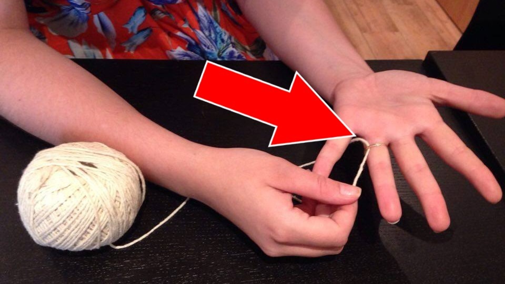 Comment retirer une bague coincée sur un doigt un peu trop gonflé ? - Vidéo  Dailymotion