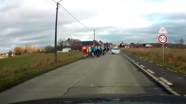 Peloton de cyclistes VS voiture