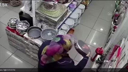 Son dakika haberi... Mağazadan tencere çalan kadının görüntüsü güvenlik kamerasında
