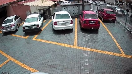 Vídeo mostra engavetamento de três carros na Avenida Carlos Gomes