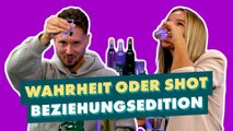 Junges Pärchen spielt: Wahrheit oder Shot!