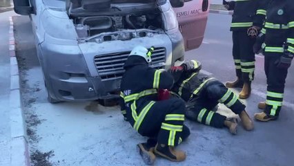 Park halindeyken alev alan kargo aracı söndürüldü