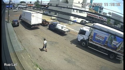 Câmera flagra outro engavetamento na Avenida Carlos Gomes
