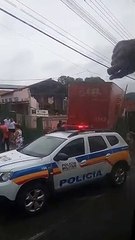 Caminhão sem freio invade tradicional clube e destrói casa em Santa Luzia